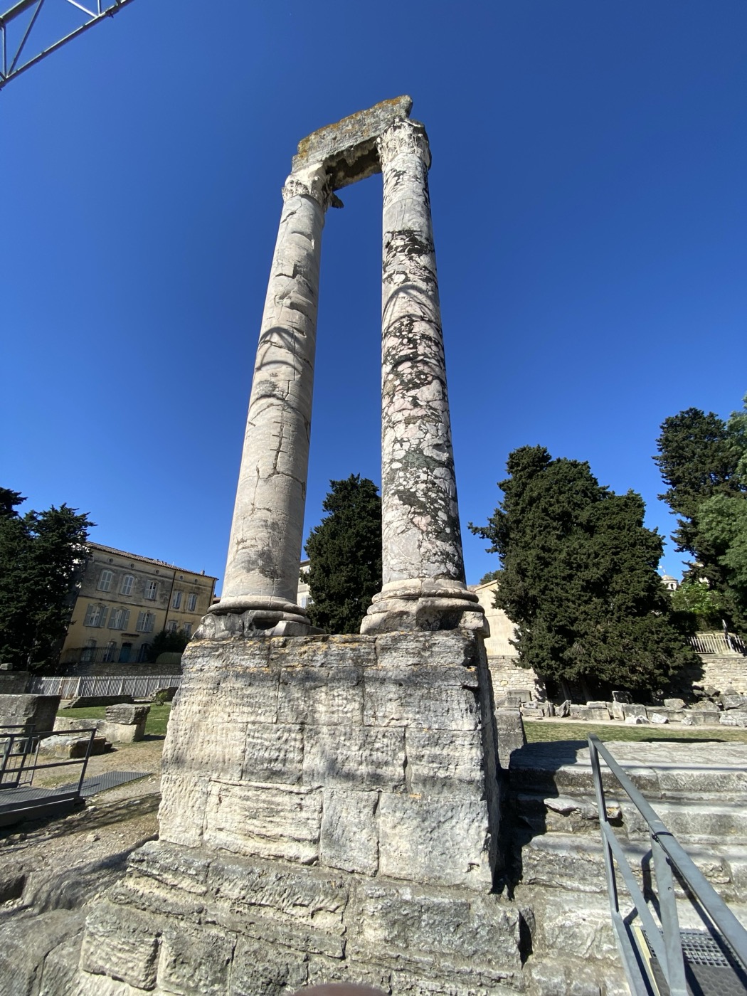 Colonnes romaines antiques à Arles